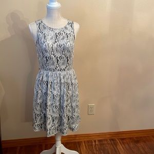 Kensie sleeveless Silver Lace Dress in size small